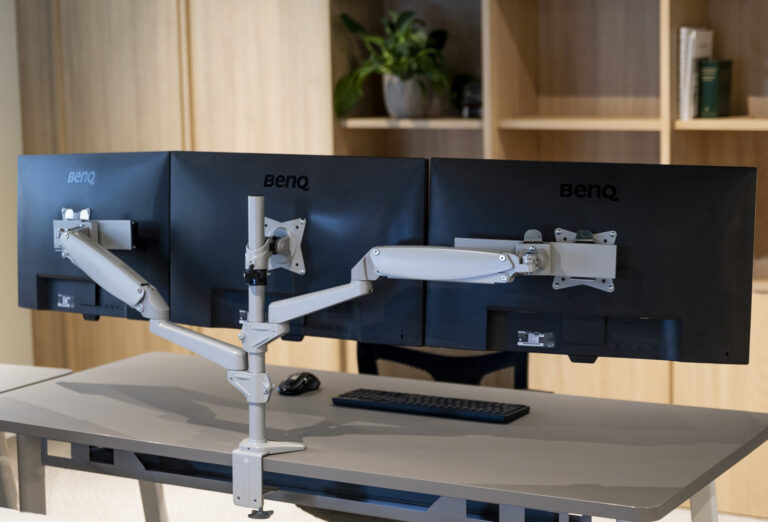 Monitor arm on column 3x Gray 01 LR